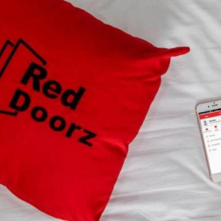 Reddoorz @ Wiyung 3 Hotell Surabaya Exteriör bild