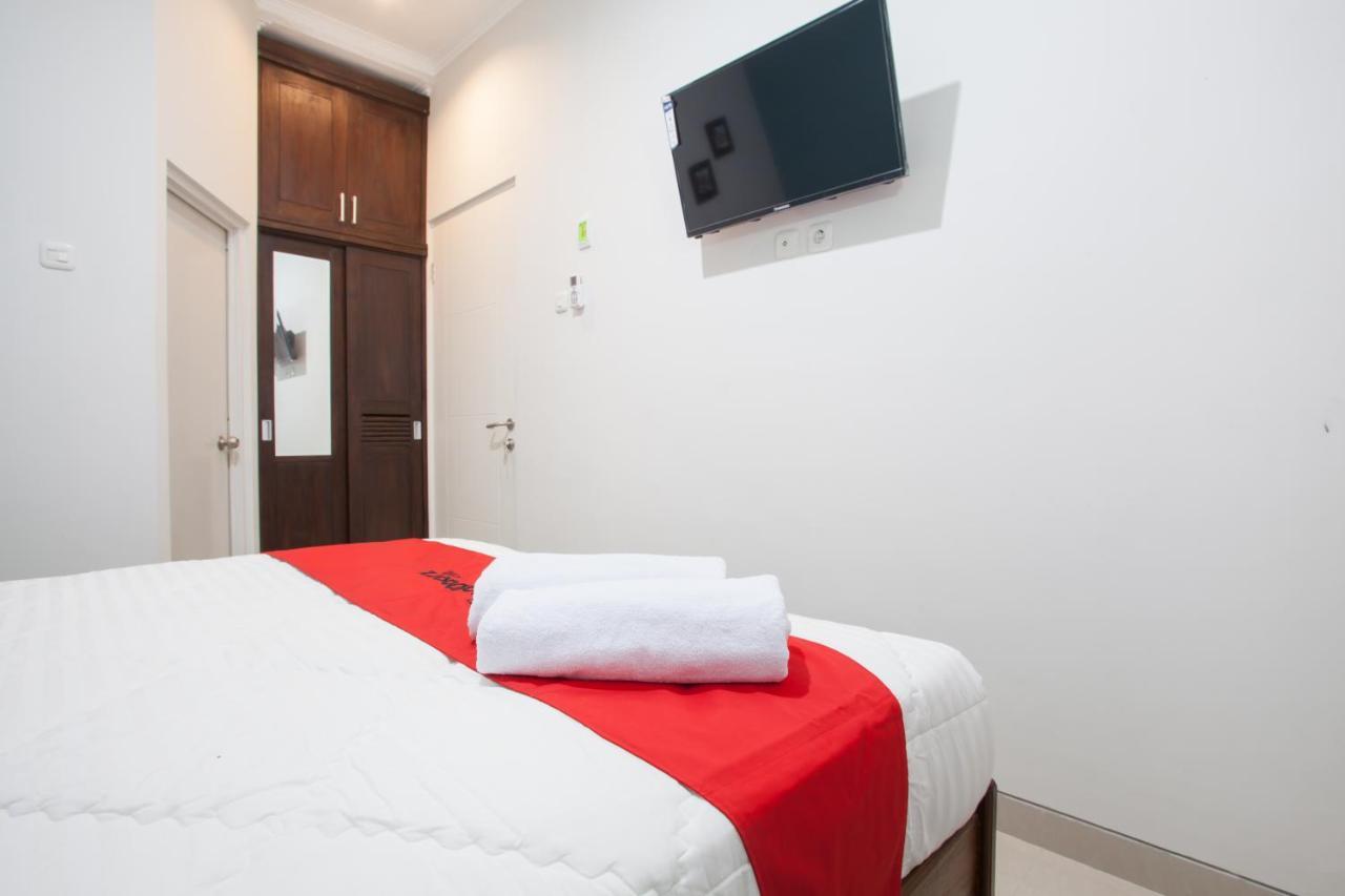 Reddoorz @ Wiyung 3 Hotell Surabaya Exteriör bild