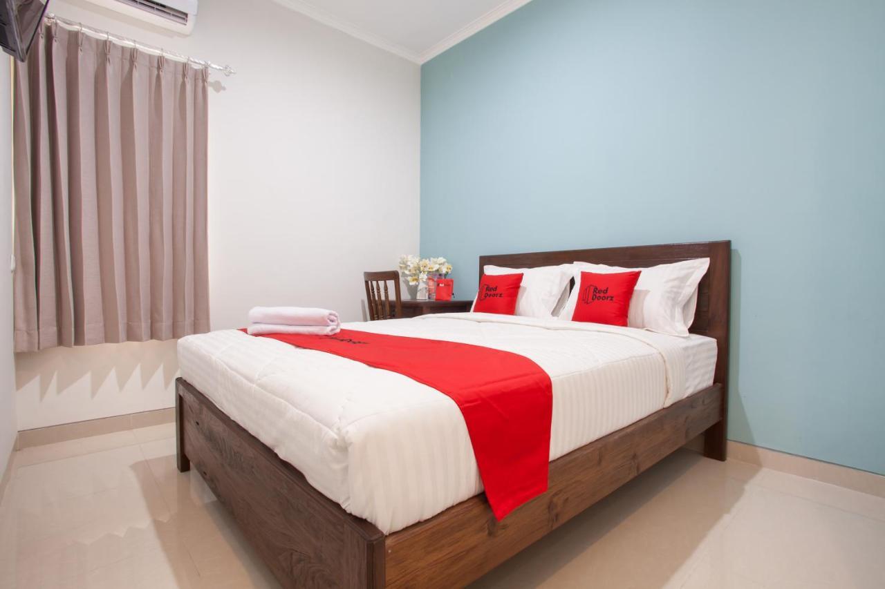 Reddoorz @ Wiyung 3 Hotell Surabaya Exteriör bild