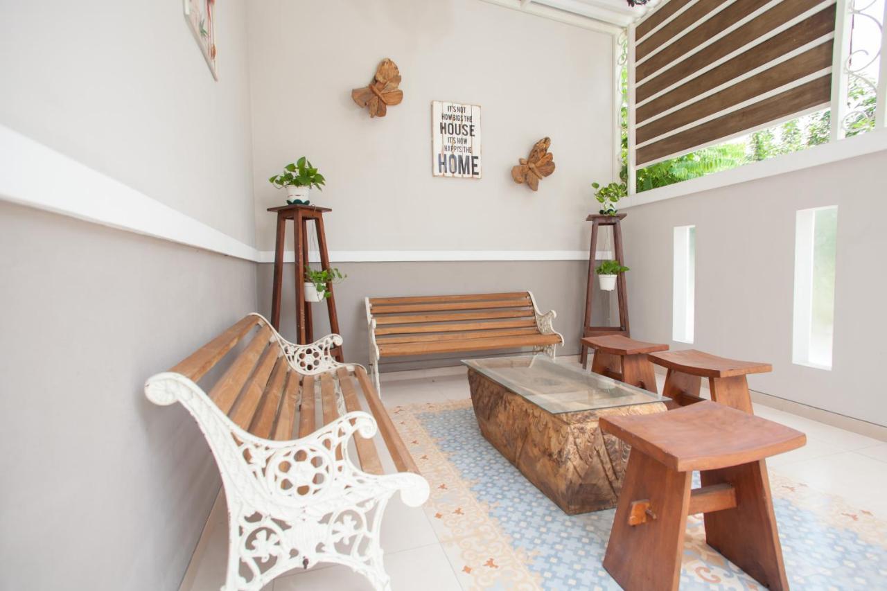 Reddoorz @ Wiyung 3 Hotell Surabaya Exteriör bild