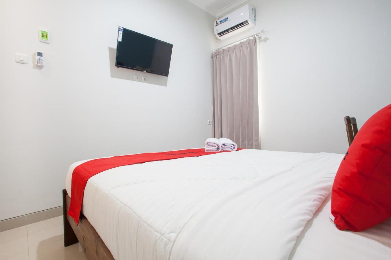 Reddoorz @ Wiyung 3 Hotell Surabaya Exteriör bild