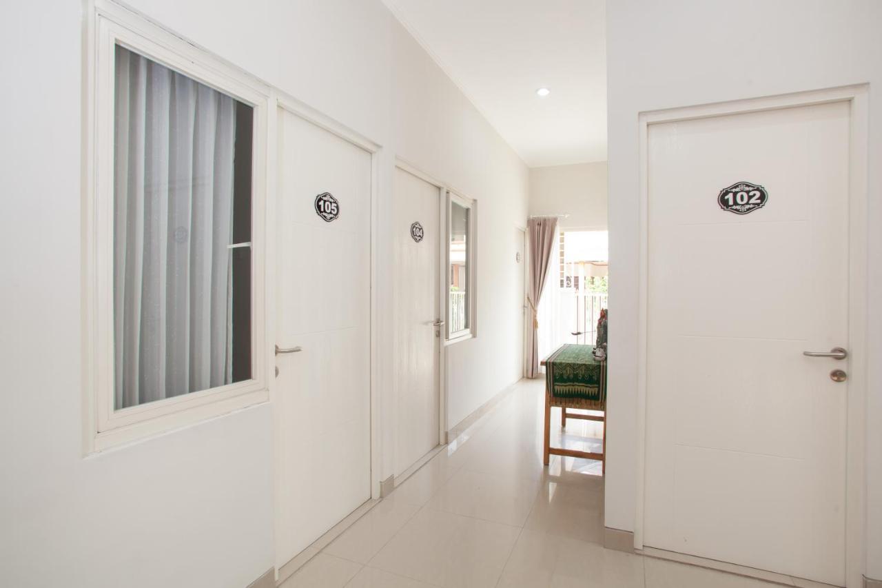 Reddoorz @ Wiyung 3 Hotell Surabaya Exteriör bild