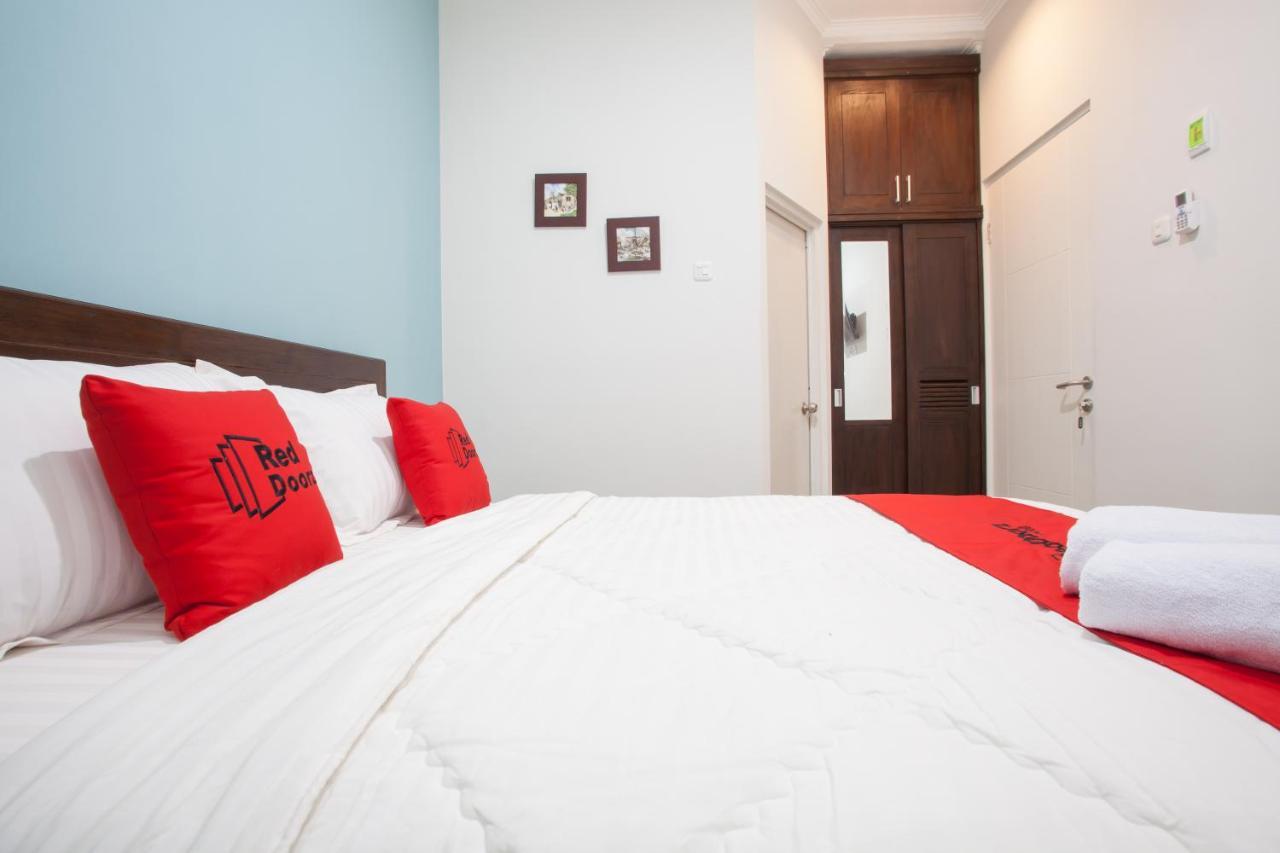 Reddoorz @ Wiyung 3 Hotell Surabaya Exteriör bild