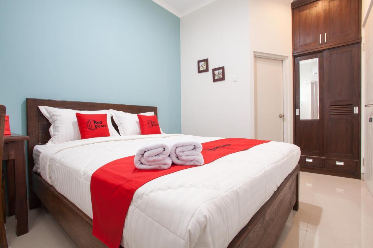 Reddoorz @ Wiyung 3 Hotell Surabaya Exteriör bild