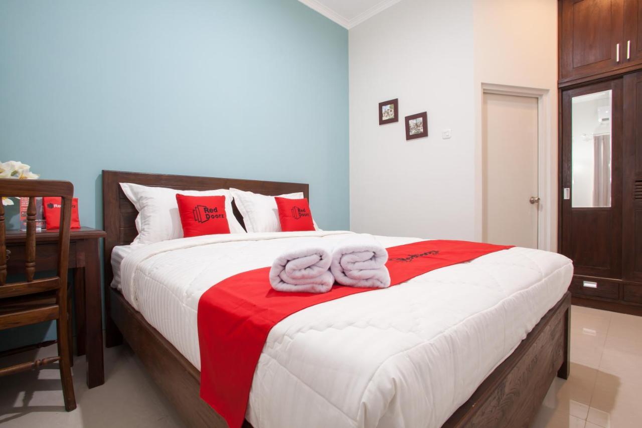 Reddoorz @ Wiyung 3 Hotell Surabaya Exteriör bild